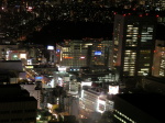 アップにして撮影した新宿駅と高島屋
